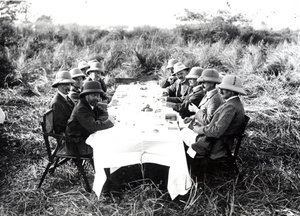 Kong George V spiste lunsj i Chitwan-dalen under et tigerskudd, 1911
